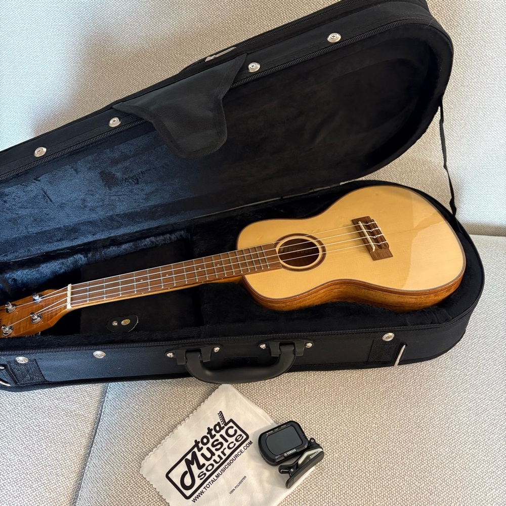 Acoustic Ukulele with Case - Natural Wood Finish